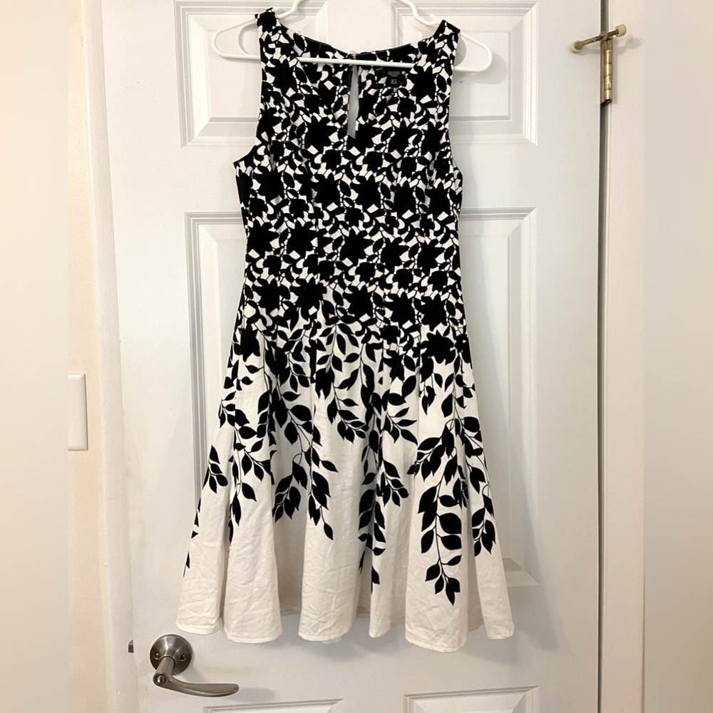 Sleeveless Black/White Maggy London Summer Dress Size 4